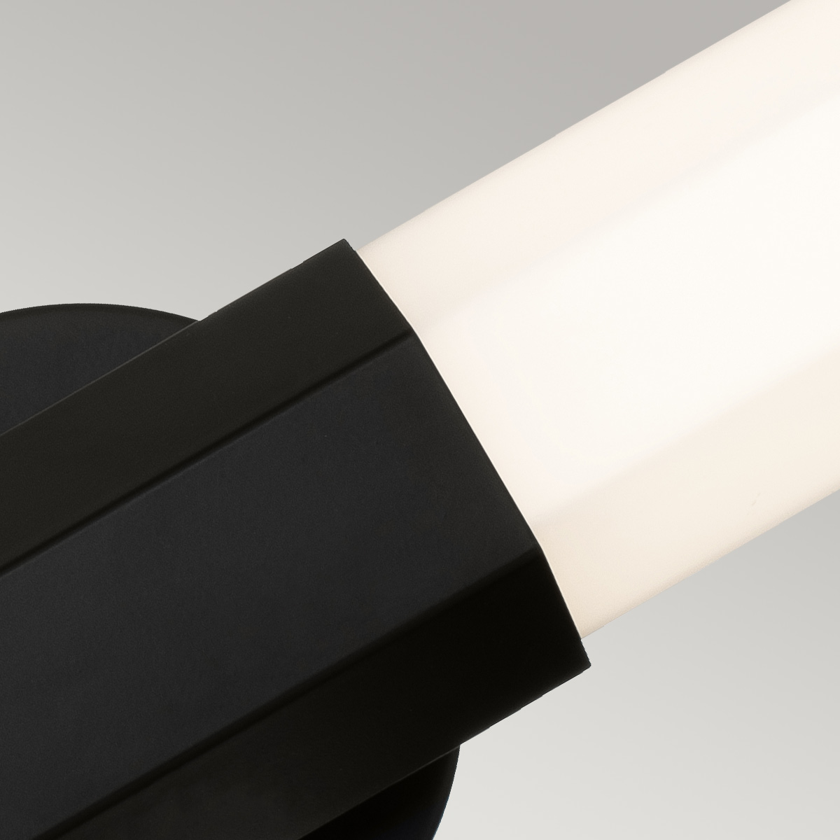 Facet 65cm Schwarz badezimmerlampe Von Elstead Lighting - Facet ist eine moderne und stilvolle Badezimmerlampe, die Funktion und Ästhetik vereint.