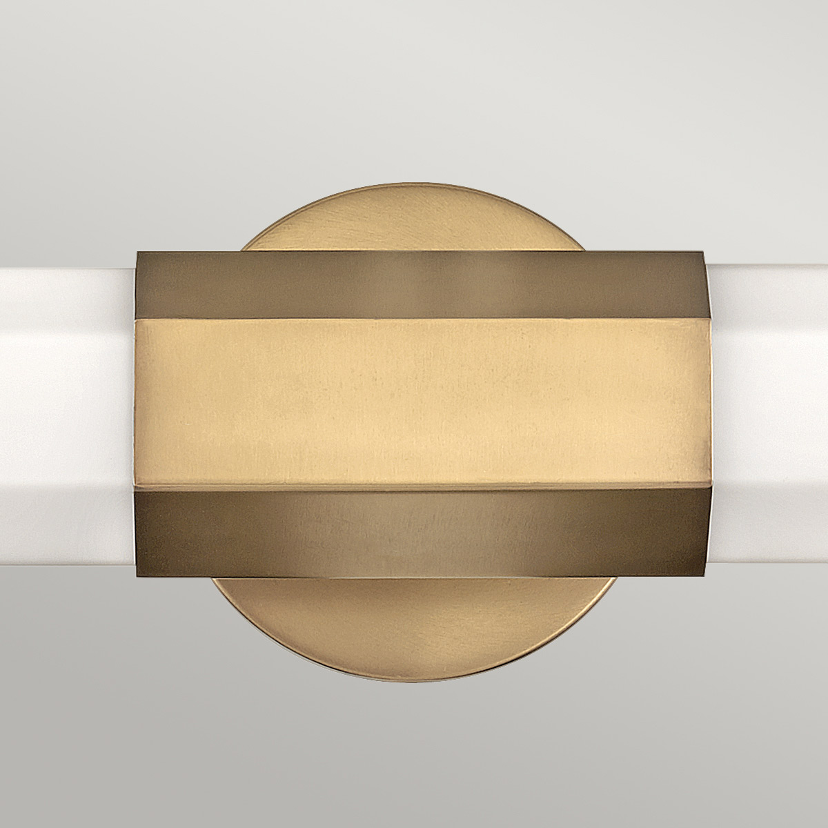 Facet 65cm Antikes Messing badezimmerlampe Von Elstead Lighting - Facet ist eine moderne und stilvolle Badezimmerlampe, die Funktion und Ästhetik vereint.