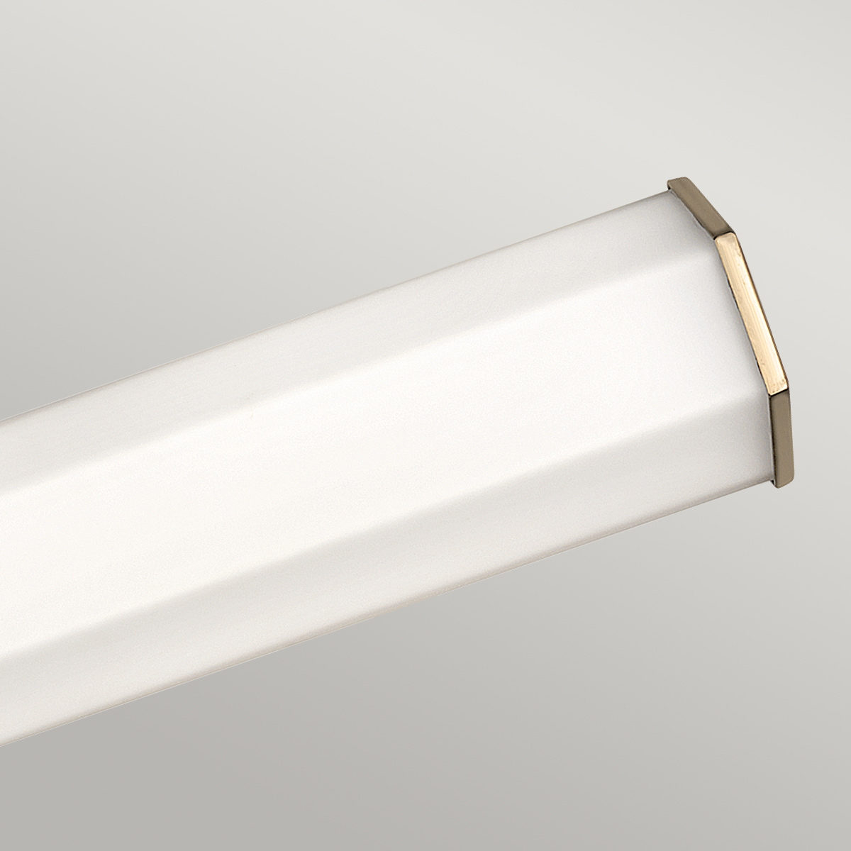 Facet 65cm Antikes Messing badezimmerlampe Von Elstead Lighting - Facet ist eine moderne und stilvolle Badezimmerlampe, die Funktion und Ästhetik vereint.