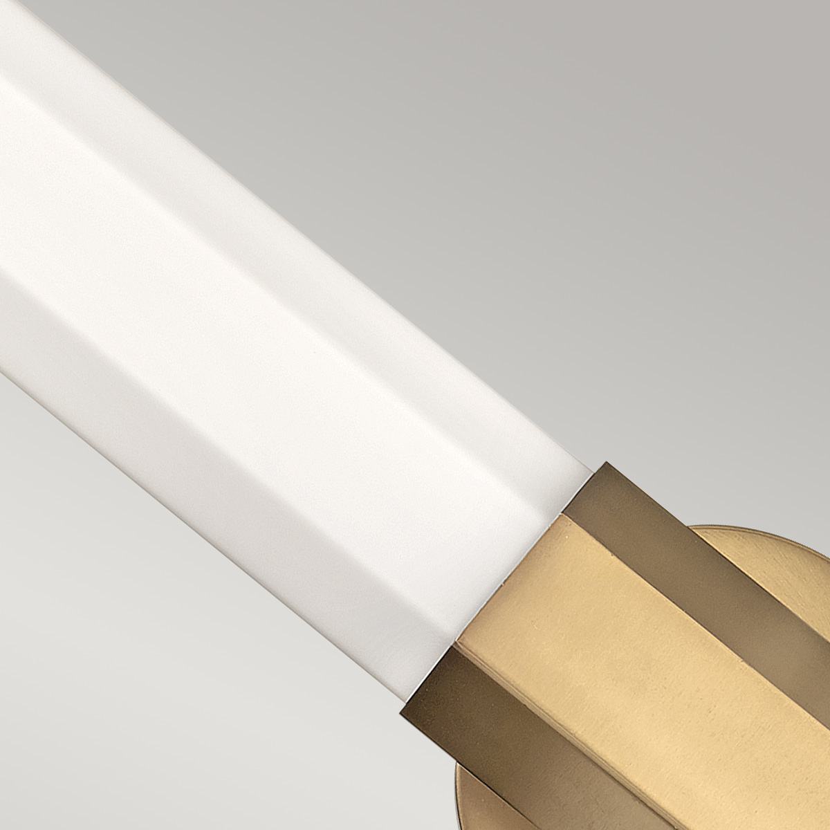 Facet 65cm Antikes Messing badezimmerlampe Von Elstead Lighting - Facet ist eine moderne und stilvolle Badezimmerlampe, die Funktion und Ästhetik vereint.