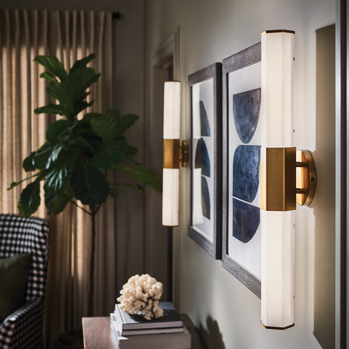 Facet 65cm Antikes Messing badezimmerlampe Von Elstead Lighting - Facet ist eine moderne und stilvolle Badezimmerlampe, die Funktion und Ästhetik vereint.