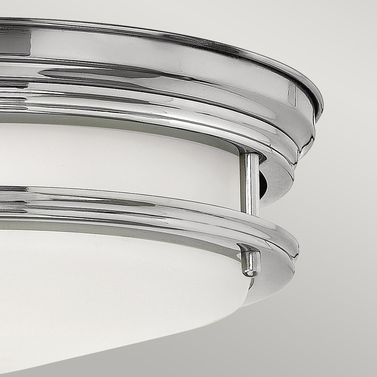 Hadrian Ø30 Chrom badezimmerlampe Von Elstead Lighting - Die Deckenleuchte Hadrian in Chromoptik bietet ein zeitloses und stilvolles Design und ist mit ihrer Schutzart IP44 perfekt für Badezimmer geeignet.