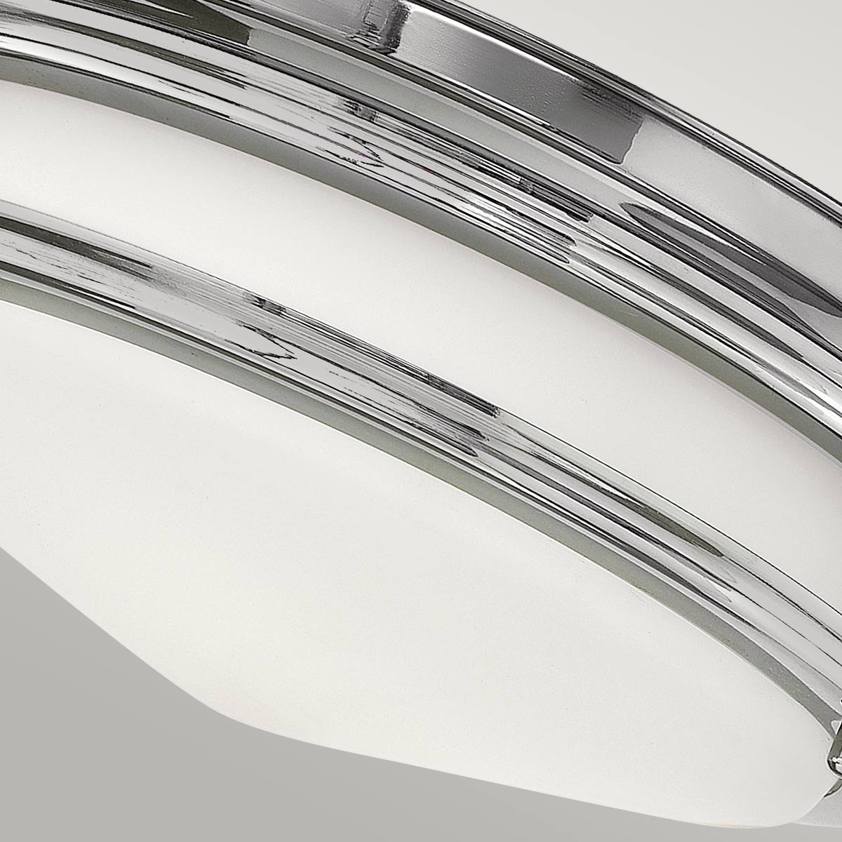 Hadrian Ø30 Chrom badezimmerlampe Von Elstead Lighting - Die Deckenleuchte Hadrian in Chromoptik bietet ein zeitloses und stilvolles Design und ist mit ihrer Schutzart IP44 perfekt für Badezimmer geeignet.