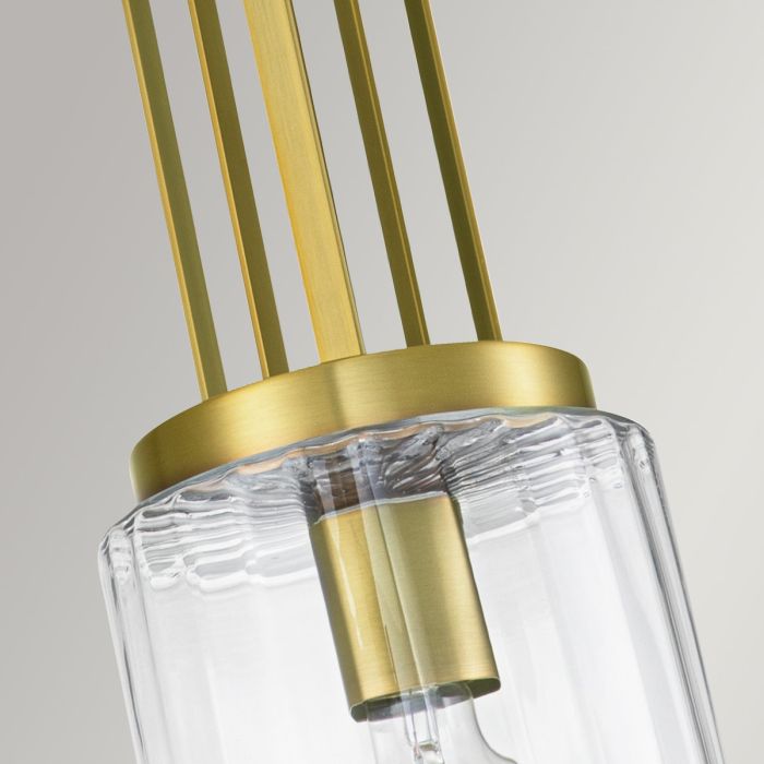 Kimrose Ø18 Gebürstetes Messing hängelampe Von Elstead Lighting - Der zylindrische Glasschirm ist klar und mit vertikalen Rillen versehen, wodurch ein einzigartiger und subtiler Lichteffekt entsteht.