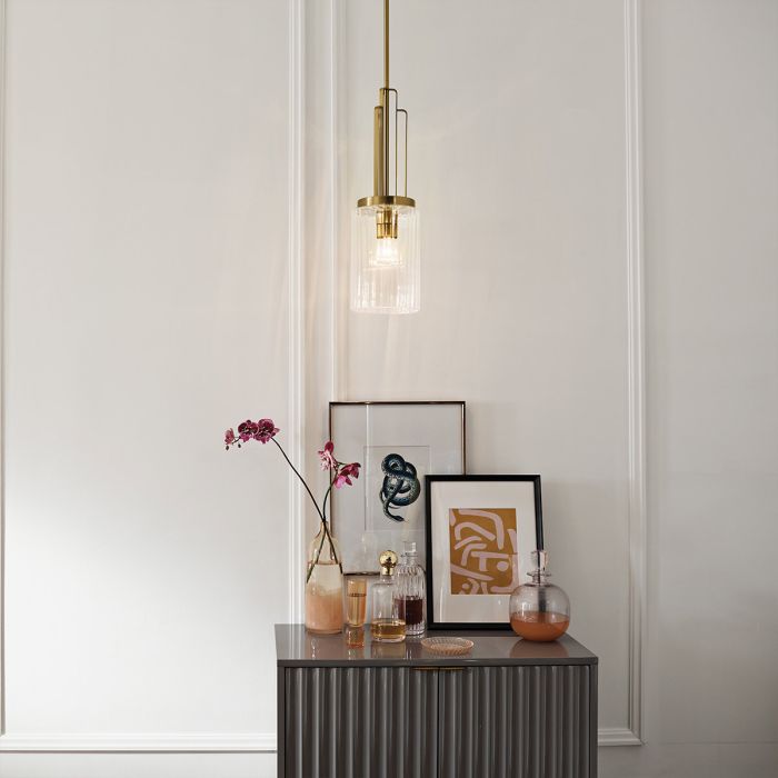 Kimrose Ø18 Gebürstetes Messing hängelampe Von Elstead Lighting - Der zylindrische Glasschirm ist klar und mit vertikalen Rillen versehen, wodurch ein einzigartiger und subtiler Lichteffekt entsteht.