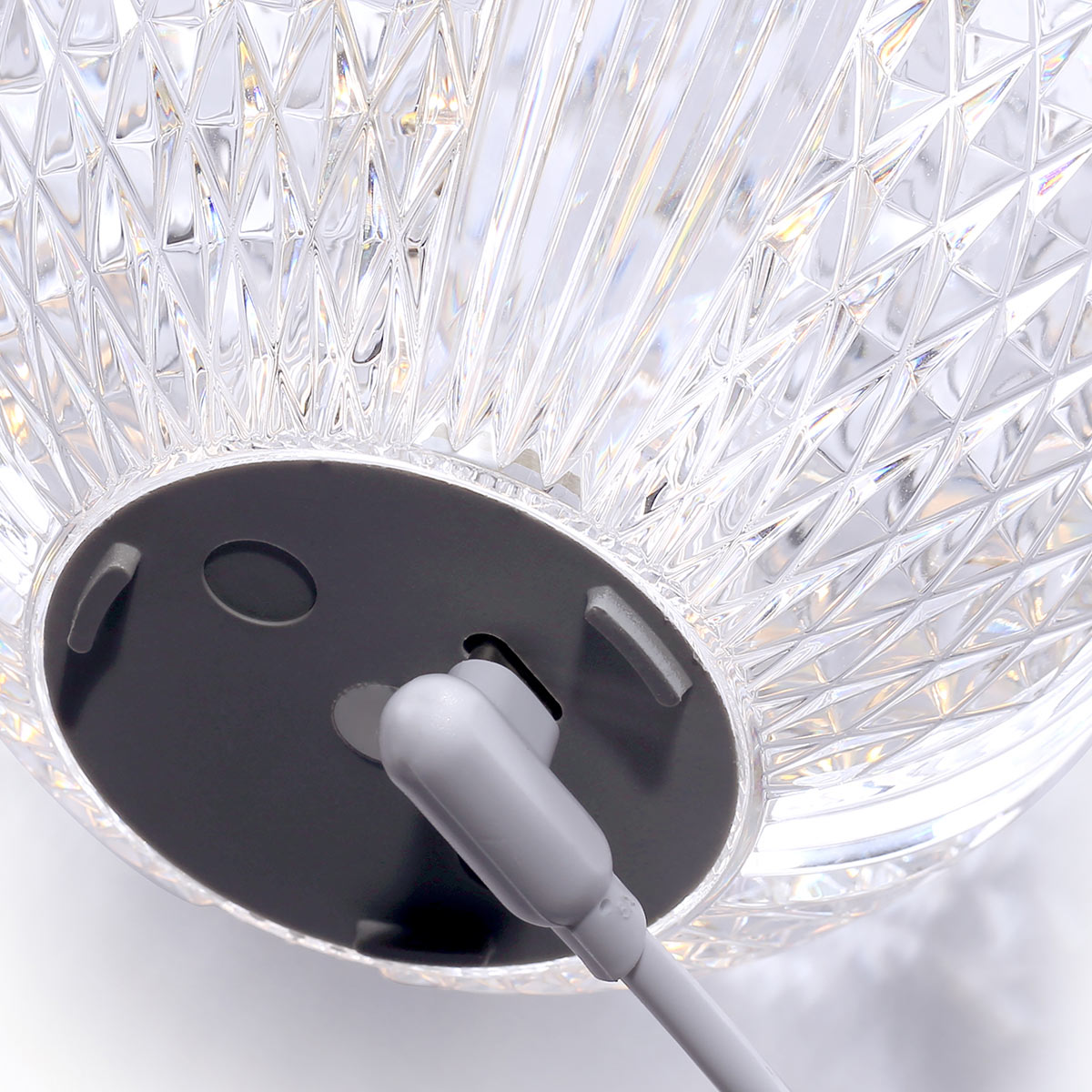 Marni 10cm Transparent tragbare Von Elstead Lighting - Marni ist eine elegante, wiederaufladbare Tischleuchte mit dekorativem Design, die Stahl in natürlicher Messingoptik mit transparentem, gemustertem Acryl kombiniert.