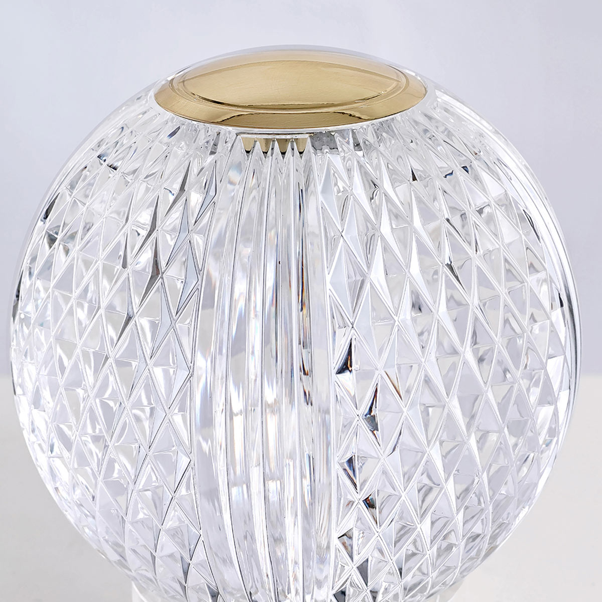 Marni 10cm Transparent tragbare Von Elstead Lighting - Marni ist eine elegante, wiederaufladbare Tischleuchte mit dekorativem Design, die Stahl in natürlicher Messingoptik mit transparentem, gemustertem Acryl kombiniert.
