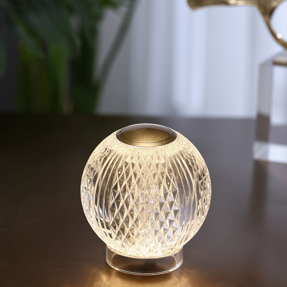 Marni 10cm Transparent tragbare Von Elstead Lighting - Marni ist eine elegante, wiederaufladbare Tischleuchte mit dekorativem Design, die Stahl in natürlicher Messingoptik mit transparentem, gemustertem Acryl kombiniert.