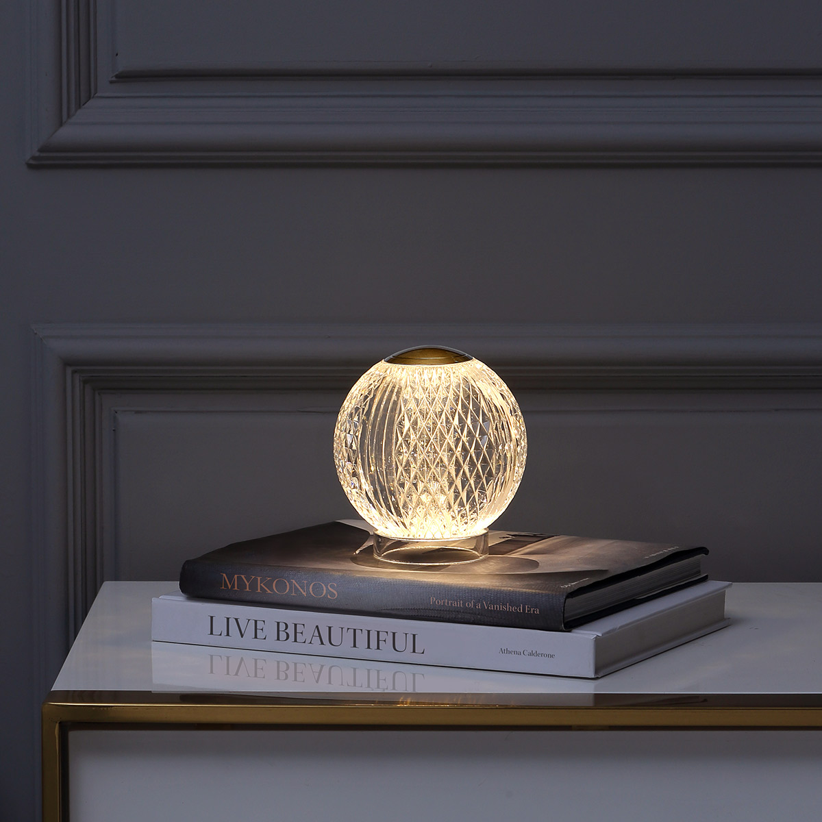 Marni 10cm Transparent tragbare Von Elstead Lighting - Marni ist eine elegante, wiederaufladbare Tischleuchte mit dekorativem Design, die Stahl in natürlicher Messingoptik mit transparentem, gemustertem Acryl kombiniert.