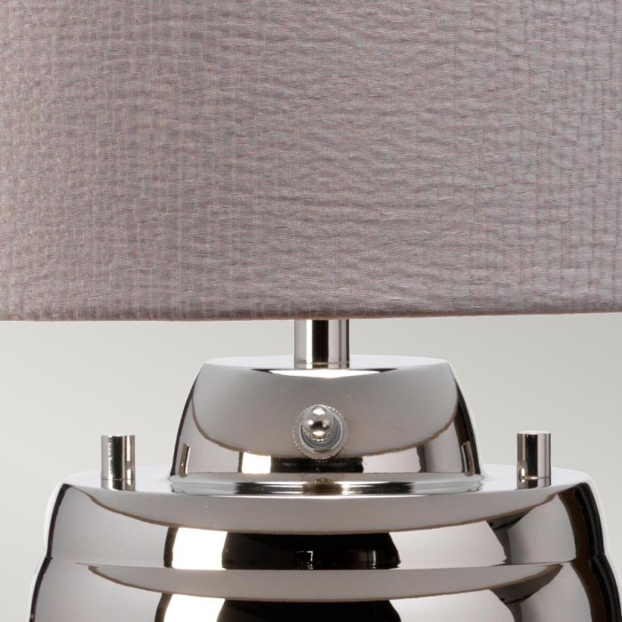 Milne 64cm Grau tischlampe Von Elstead Lighting - Till sk&auml;rmen beh&ouml;vs en E27 ljusk&auml;lla (ej inkluderad) och till basen ing&aring;r en utbytbar 8W LED GU10-lampa, som ger 560 lumen vid en f&auml;rgtemperatur p&aring; 3000K.