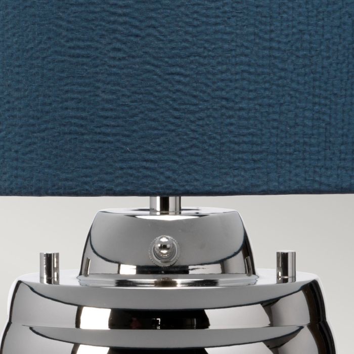 Milne 64cm Blau tischlampe Von Elstead Lighting - Till sk&auml;rmen beh&ouml;vs en E27 ljusk&auml;lla (ej inkluderad) och till basen ing&aring;r en utbytbar 8W LED GU10-lampa, som ger 560 lumen vid en f&auml;rgtemperatur p&aring; 3000K.