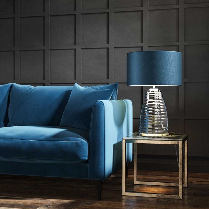 Milne 64cm Blau tischlampe Von Elstead Lighting - Till sk&auml;rmen beh&ouml;vs en E27 ljusk&auml;lla (ej inkluderad) och till basen ing&aring;r en utbytbar 8W LED GU10-lampa, som ger 560 lumen vid en f&auml;rgtemperatur p&aring; 3000K.