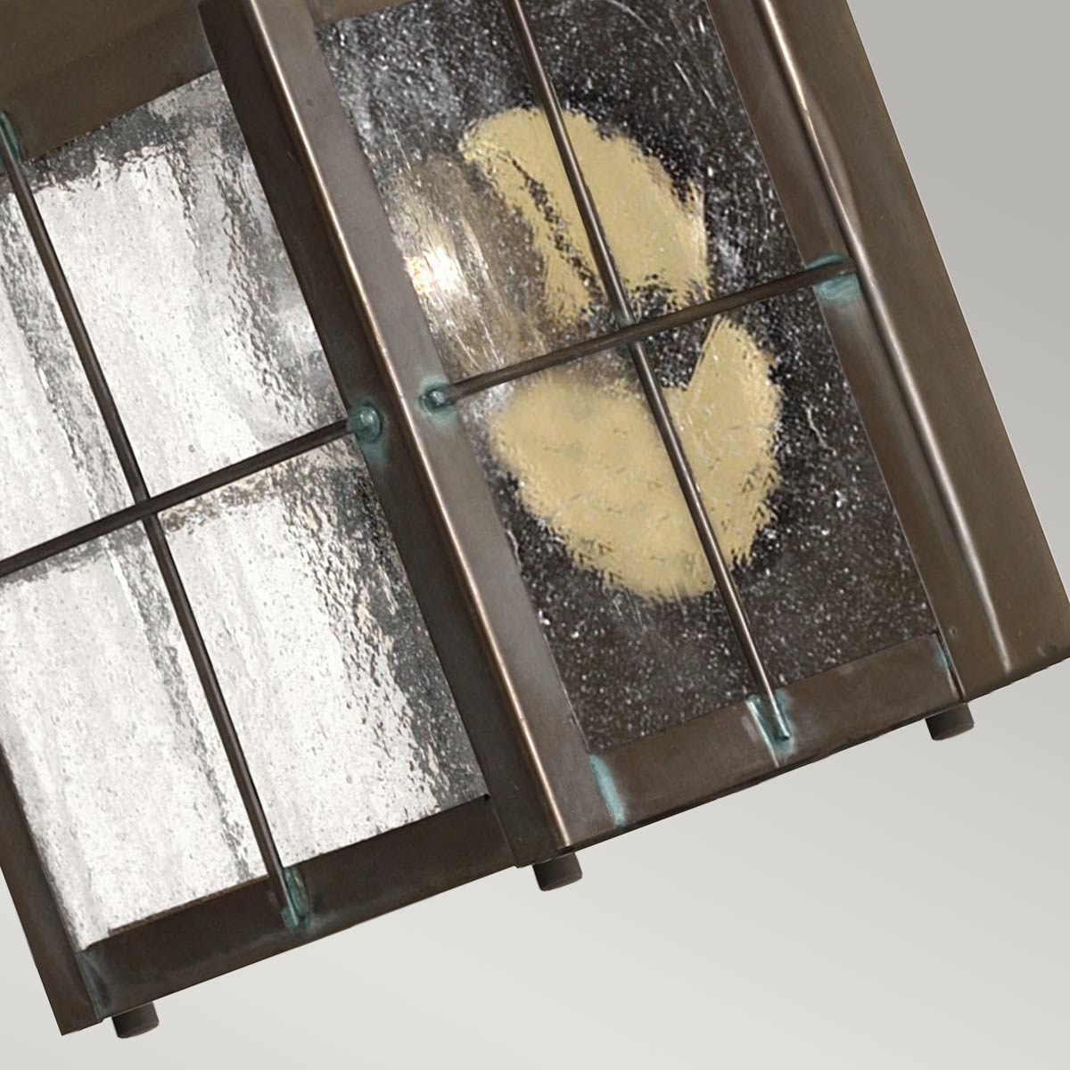 Nantucket 25cm Antikes Messing außenlampe Von Elstead Lighting - Tillverkad av massiv m&auml;ssing och glas, erbjuder den en robust och elegant konstruktion som &aring;ldras vackert &ouml;ver tid.