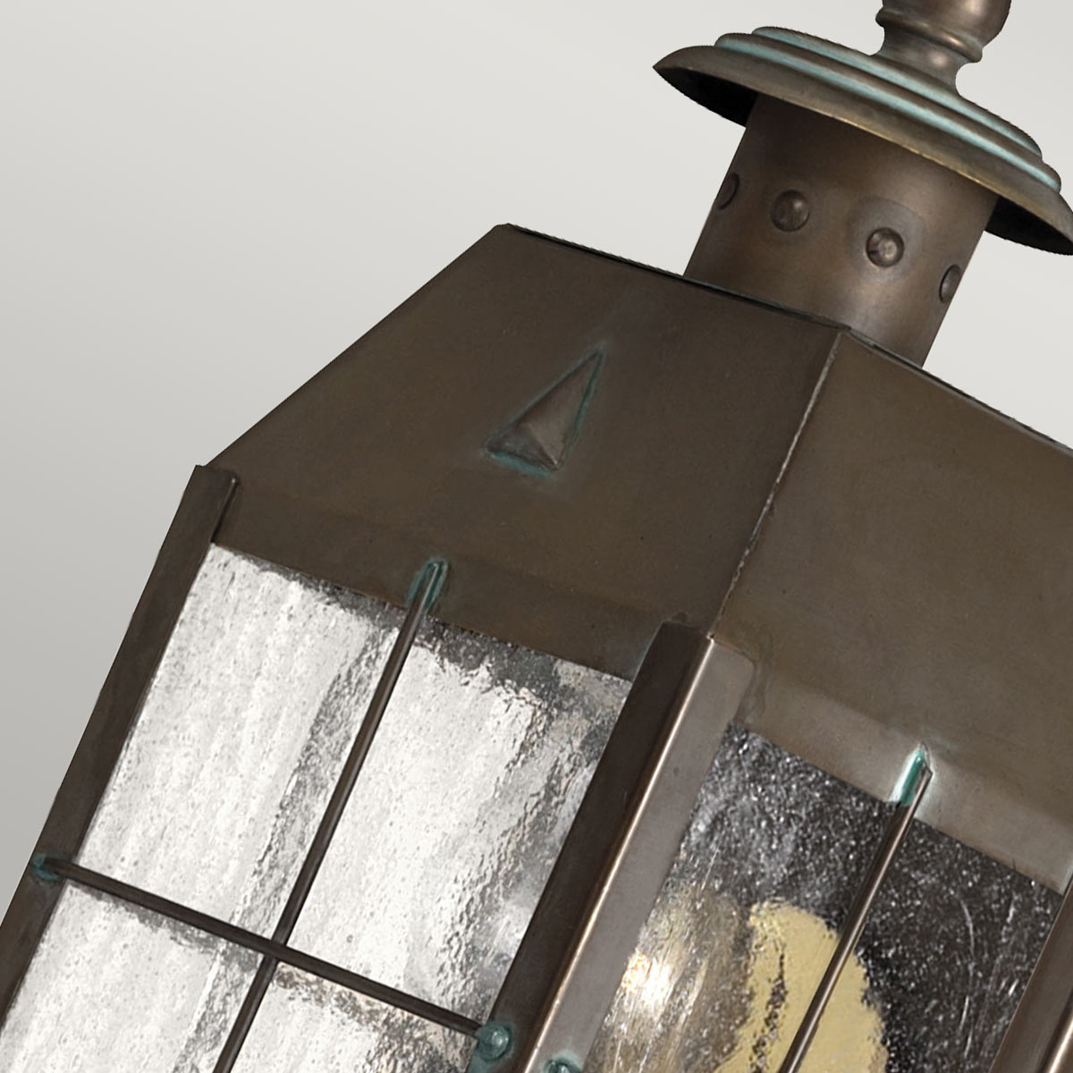 Nantucket 25cm Antikes Messing außenlampe Von Elstead Lighting - Tillverkad av massiv m&auml;ssing och glas, erbjuder den en robust och elegant konstruktion som &aring;ldras vackert &ouml;ver tid.