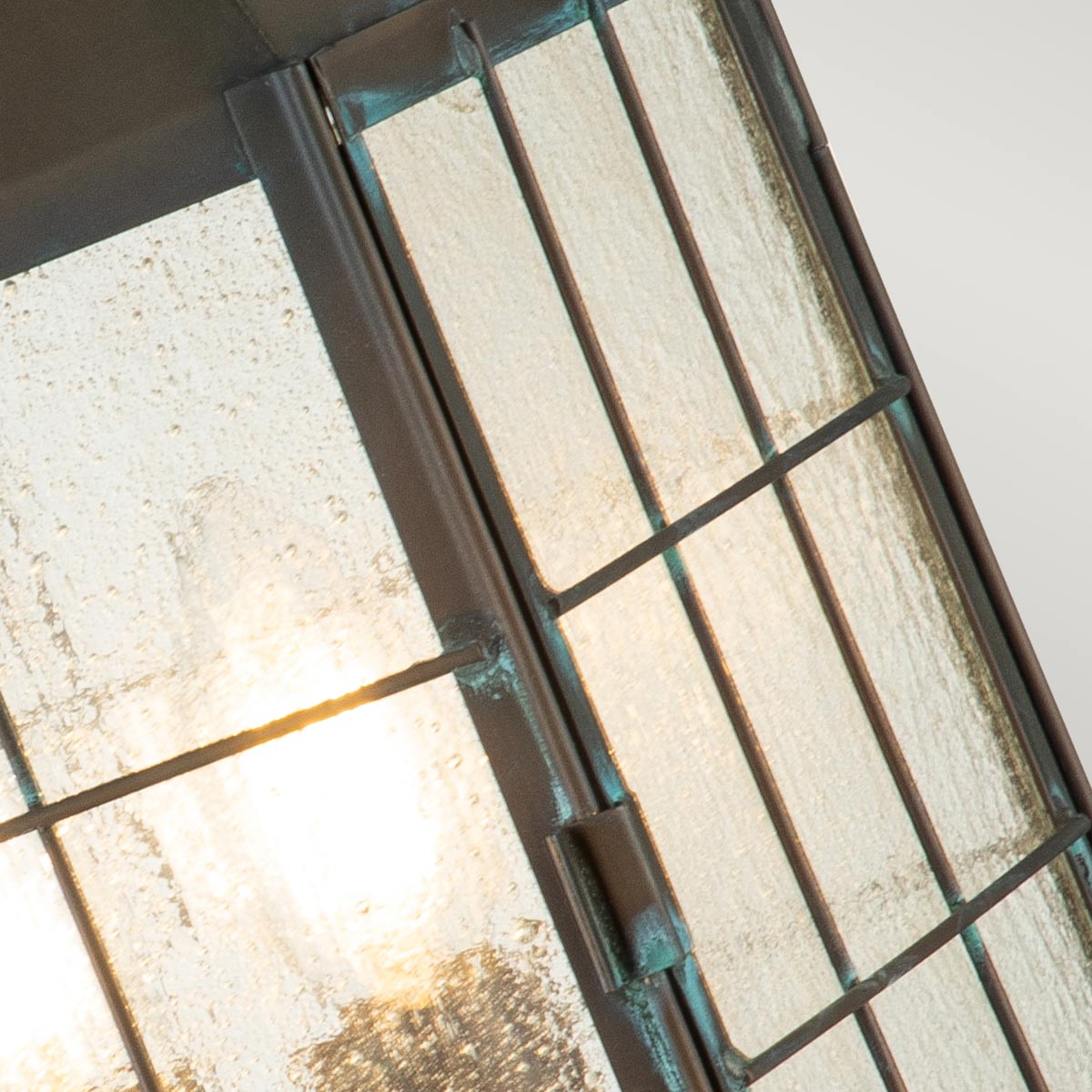 Nantucket 57cm Antikes Messing Von Elstead Lighting - Tillverkad av massiv m&auml;ssing och glas, erbjuder den en robust och elegant konstruktion som &aring;ldras vackert &ouml;ver tid.