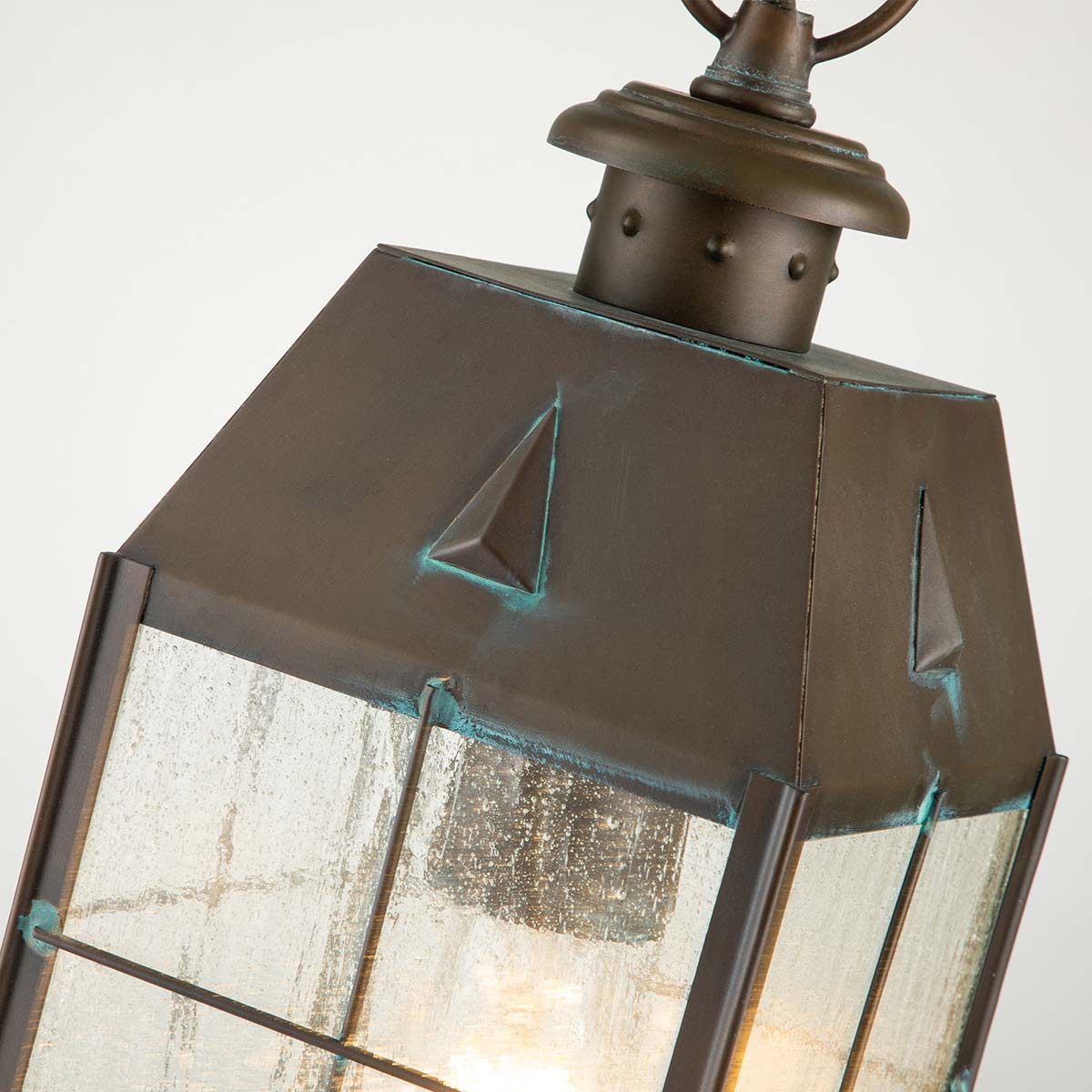 Nantucket 36cm Antikes Messing Von Elstead Lighting - Tillverkad av massiv m&auml;ssing och glas, erbjuder den en robust och elegant konstruktion som &aring;ldras vackert &ouml;ver tid.