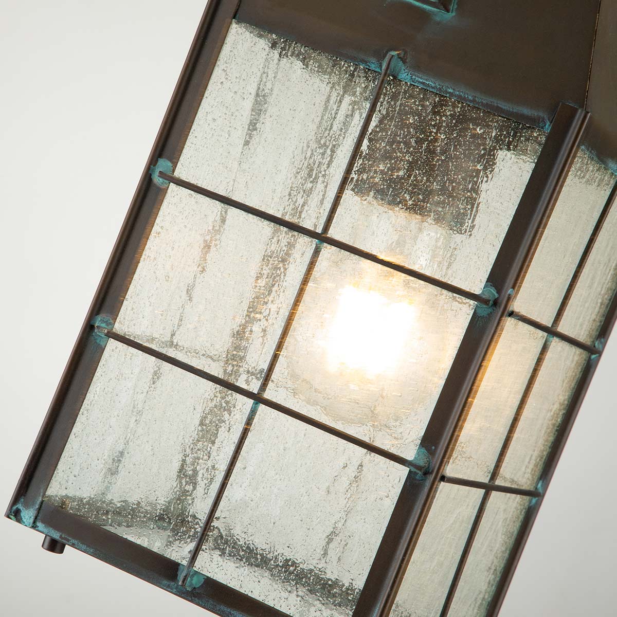 Nantucket 36cm Antikes Messing Von Elstead Lighting - Tillverkad av massiv m&auml;ssing och glas, erbjuder den en robust och elegant konstruktion som &aring;ldras vackert &ouml;ver tid.