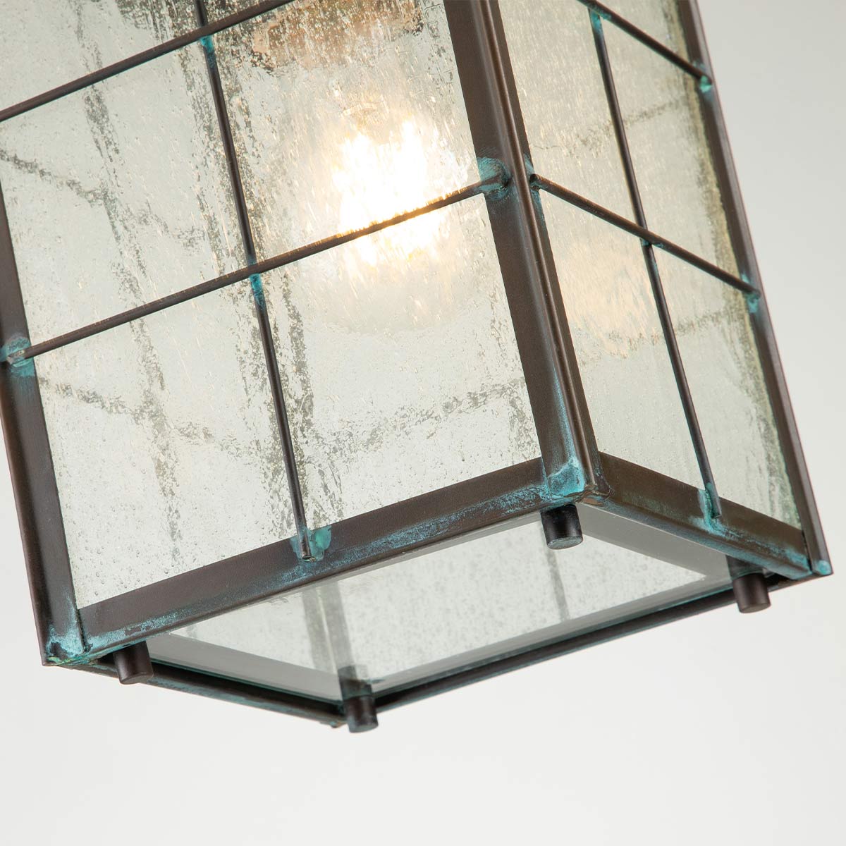 Nantucket 36cm Antikes Messing Von Elstead Lighting - Tillverkad av massiv m&auml;ssing och glas, erbjuder den en robust och elegant konstruktion som &aring;ldras vackert &ouml;ver tid.