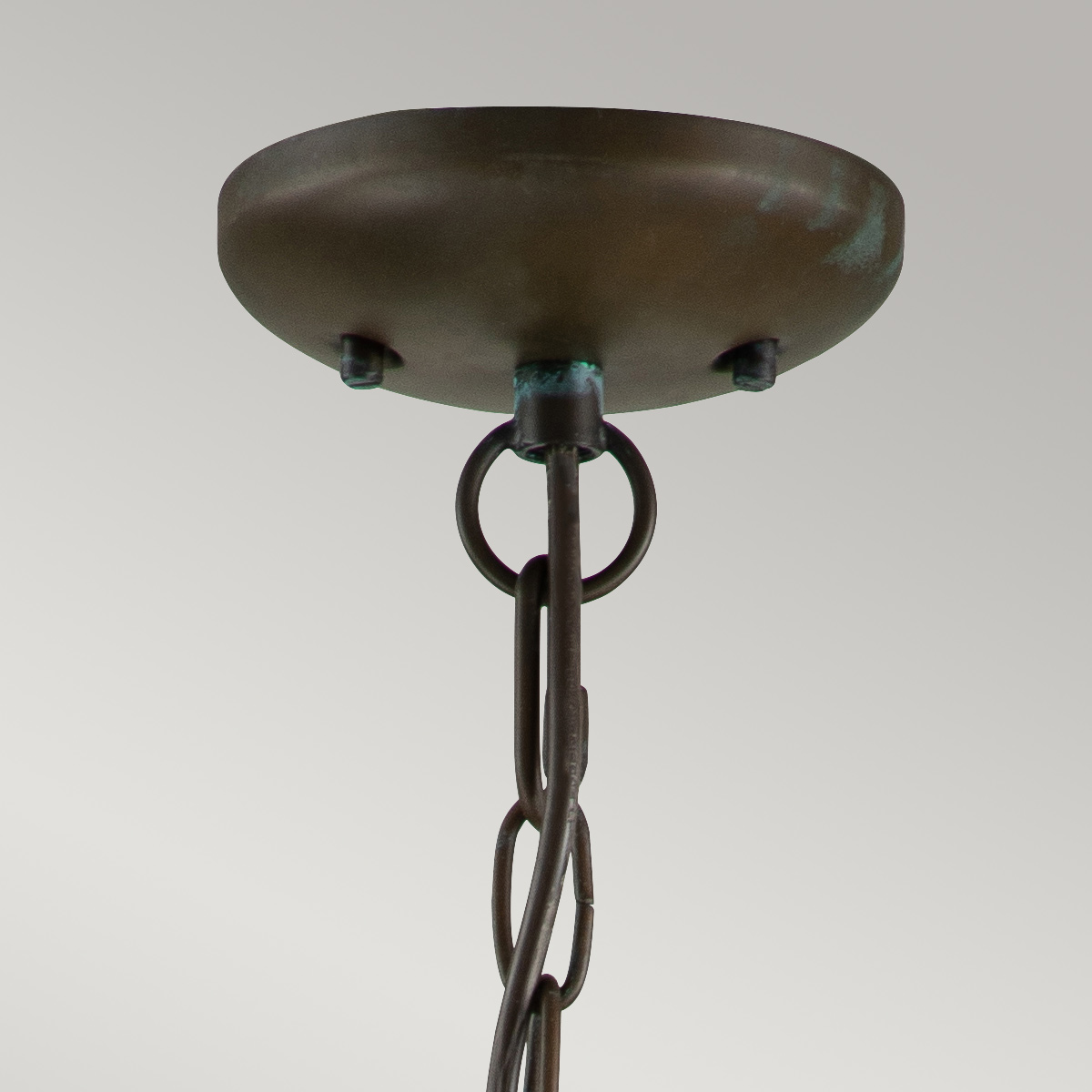 Nantucket 36cm Antikes Messing Von Elstead Lighting - Tillverkad av massiv m&auml;ssing och glas, erbjuder den en robust och elegant konstruktion som &aring;ldras vackert &ouml;ver tid.
