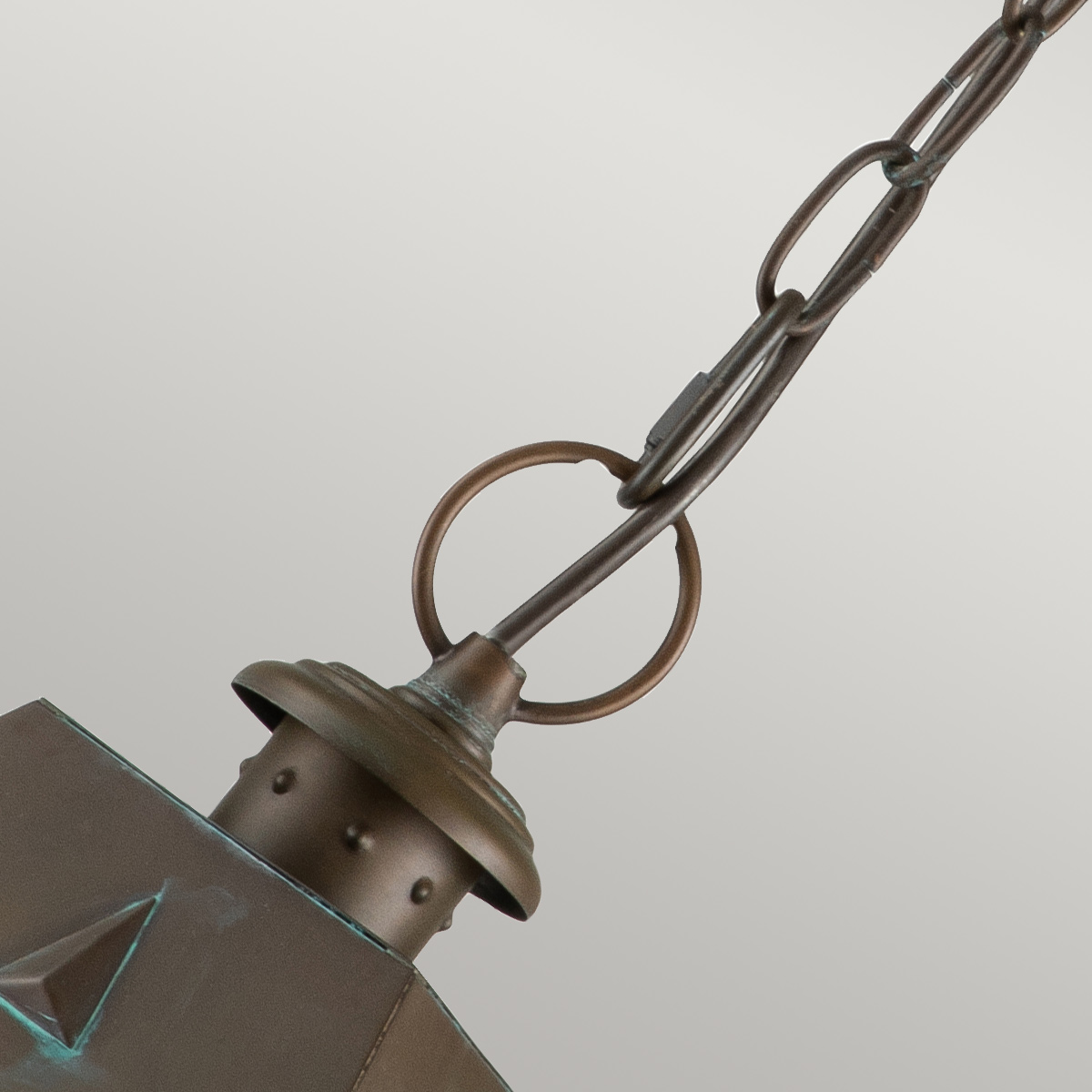 Nantucket 36cm Antikes Messing Von Elstead Lighting - Tillverkad av massiv m&auml;ssing och glas, erbjuder den en robust och elegant konstruktion som &aring;ldras vackert &ouml;ver tid.