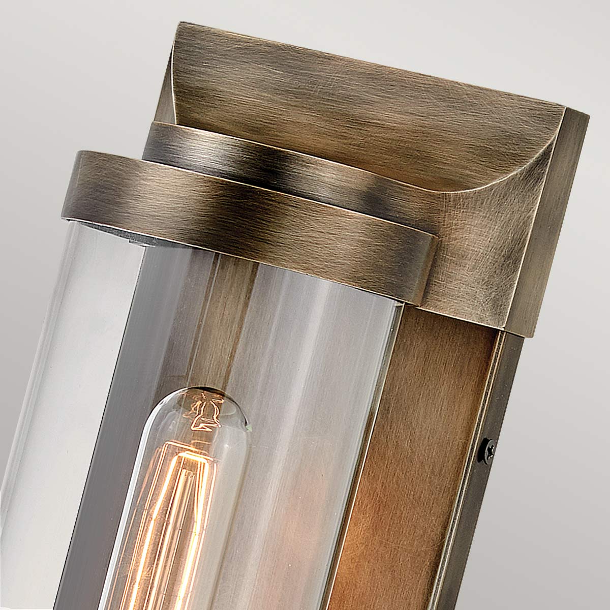 Pearson Bronze außenlampe Von Elstead Lighting - Tillverkad av aluminium, m&auml;ssing och glas, erbjuder den en robust och h&ouml;gkvalitativ konstruktion med en vacker bronsfinish.