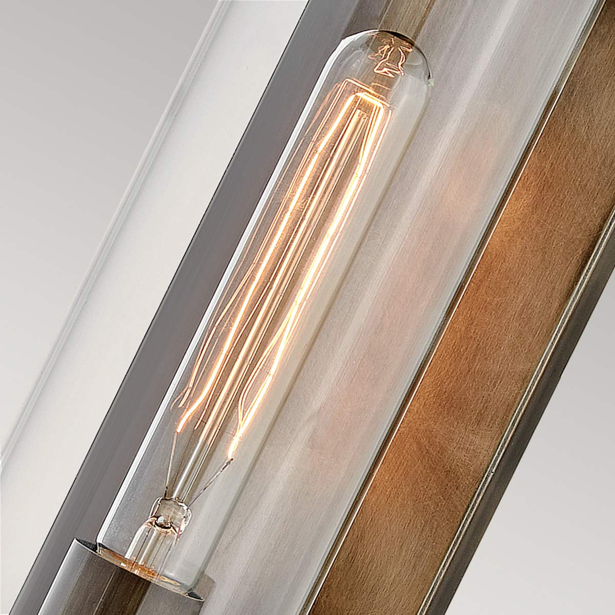 Pearson Bronze außenlampe Von Elstead Lighting - Tillverkad av aluminium, m&auml;ssing och glas, erbjuder den en robust och h&ouml;gkvalitativ konstruktion med en vacker bronsfinish.