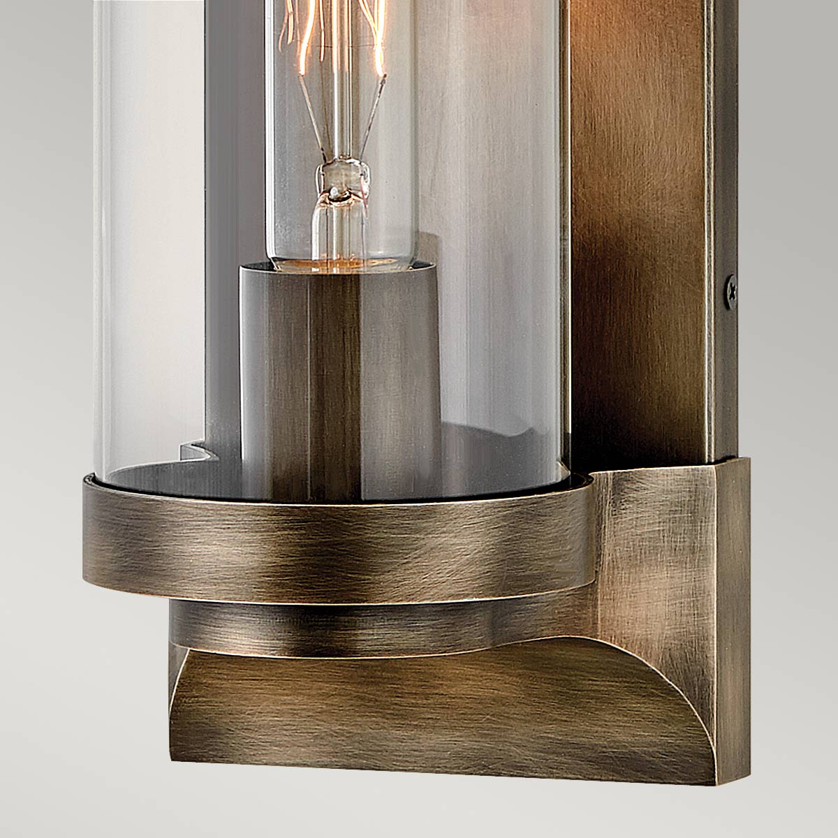 Pearson Bronze außenlampe Von Elstead Lighting - Tillverkad av aluminium, m&auml;ssing och glas, erbjuder den en robust och h&ouml;gkvalitativ konstruktion med en vacker bronsfinish.