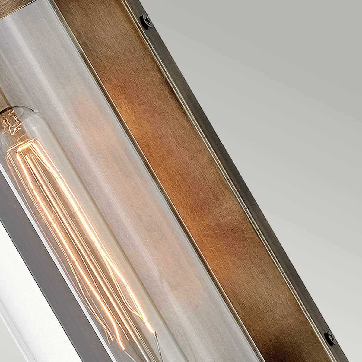 Pearson Bronze außenlampe Von Elstead Lighting - Tillverkad av aluminium, m&auml;ssing och glas, erbjuder den en robust och h&ouml;gkvalitativ konstruktion med en vacker bronsfinish.