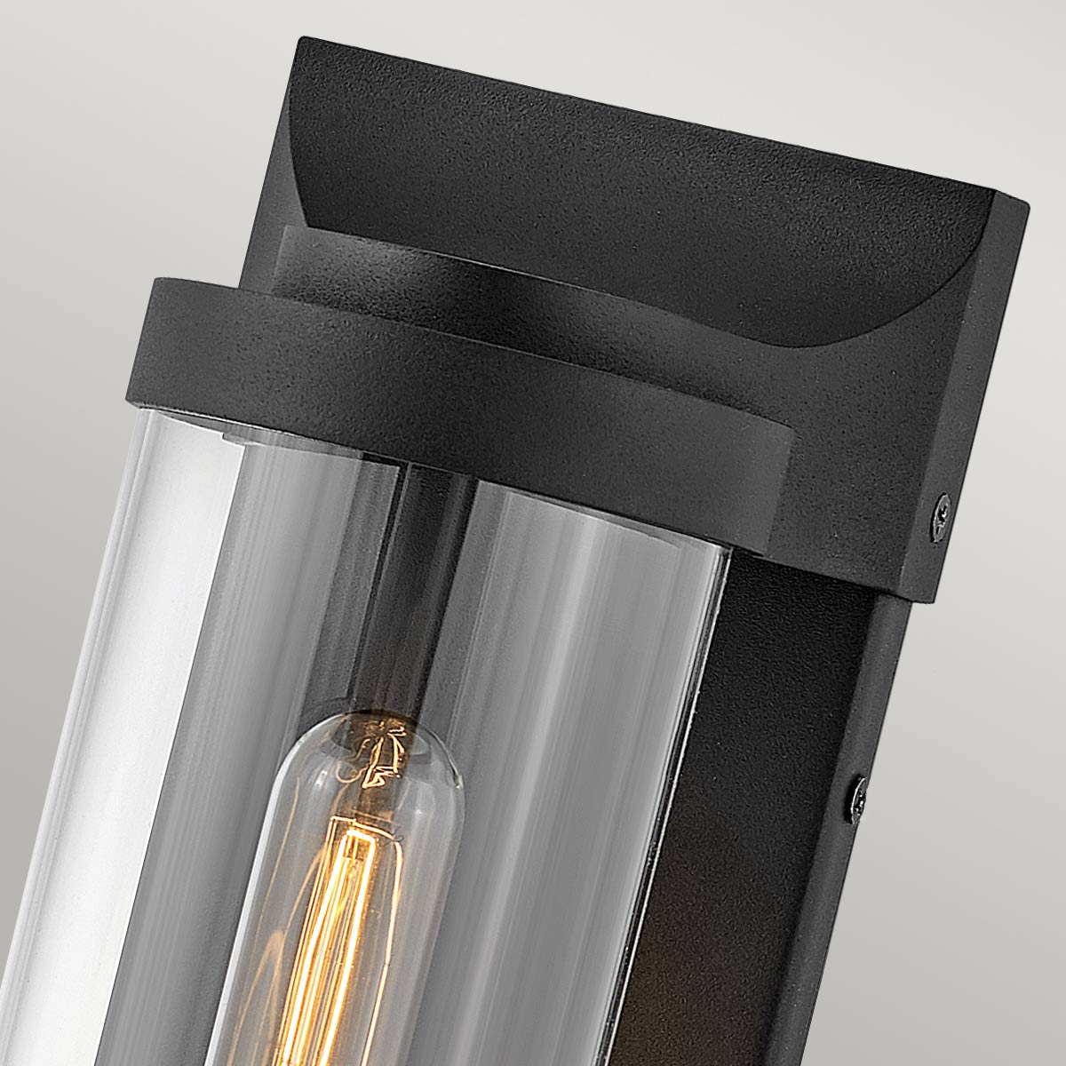 Pearson Schwarz außenlampe Von Elstead Lighting - Tillverkad av aluminium, m&auml;ssing och glas, erbjuder den en robust och h&ouml;gkvalitativ konstruktion med en vacker texturerad svart finish.