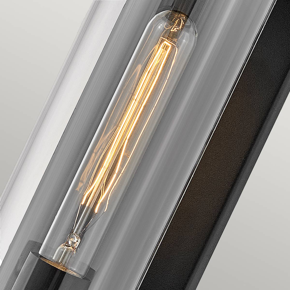 Pearson Schwarz außenlampe Von Elstead Lighting - Tillverkad av aluminium, m&auml;ssing och glas, erbjuder den en robust och h&ouml;gkvalitativ konstruktion med en vacker texturerad svart finish.