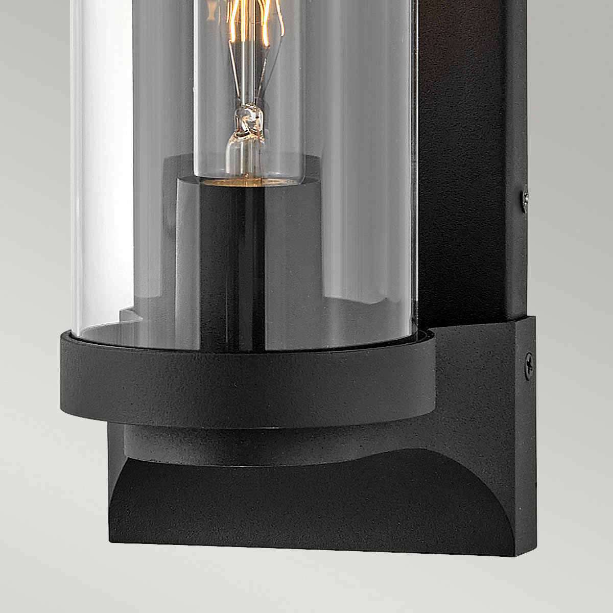 Pearson Schwarz außenlampe Von Elstead Lighting - Tillverkad av aluminium, m&auml;ssing och glas, erbjuder den en robust och h&ouml;gkvalitativ konstruktion med en vacker texturerad svart finish.