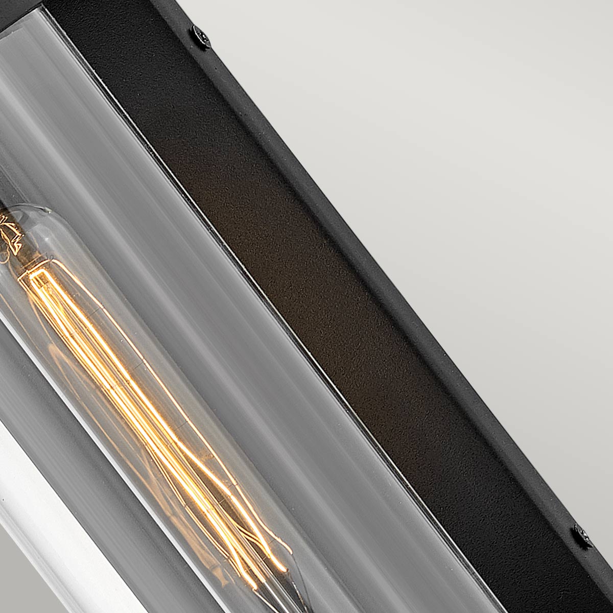 Pearson Schwarz außenlampe Von Elstead Lighting - Tillverkad av aluminium, m&auml;ssing och glas, erbjuder den en robust och h&ouml;gkvalitativ konstruktion med en vacker texturerad svart finish.