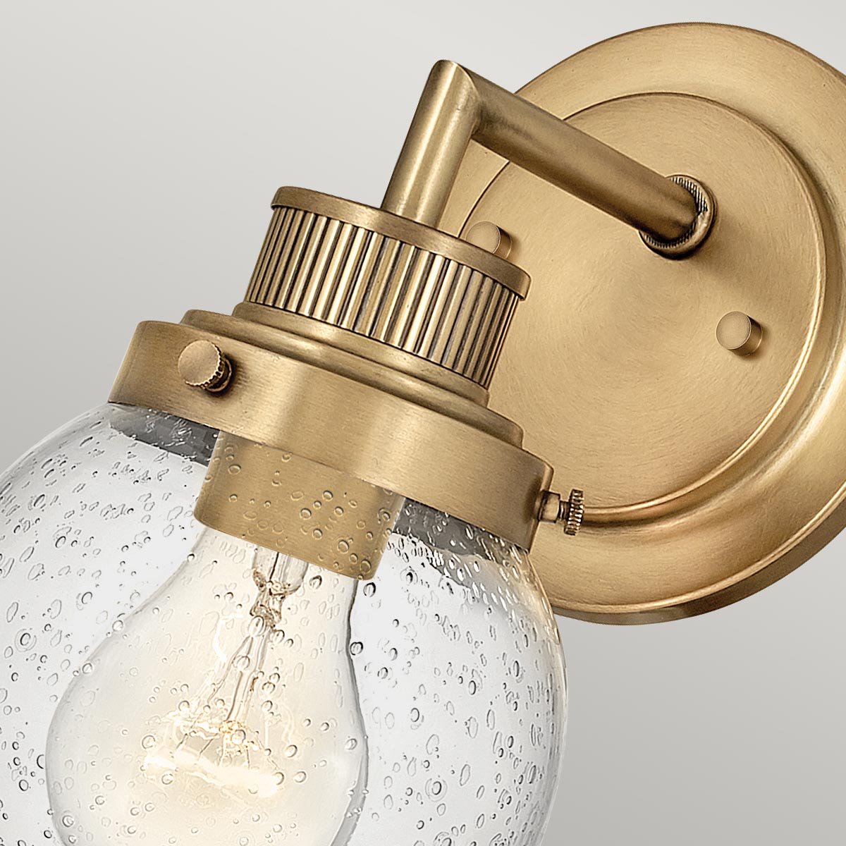 Poppy Ø13 Antikes Messing badezimmerlampe Von Elstead Lighting - Poppy strahlt nicht nur zeitlosen Charme aus, sondern verfügt auch über die Schutzart IP44 und ist somit die perfekte Wahl für die Badezimmerbeleuchtung.