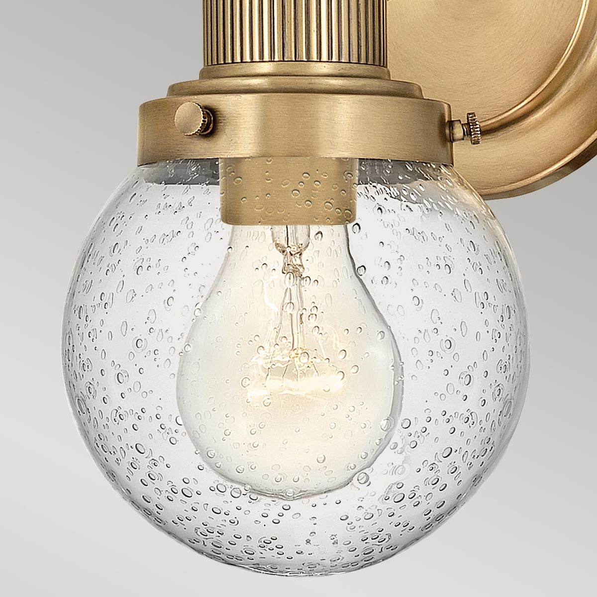 Poppy Ø13 Antikes Messing badezimmerlampe Von Elstead Lighting - Poppy strahlt nicht nur zeitlosen Charme aus, sondern verfügt auch über die Schutzart IP44 und ist somit die perfekte Wahl für die Badezimmerbeleuchtung.