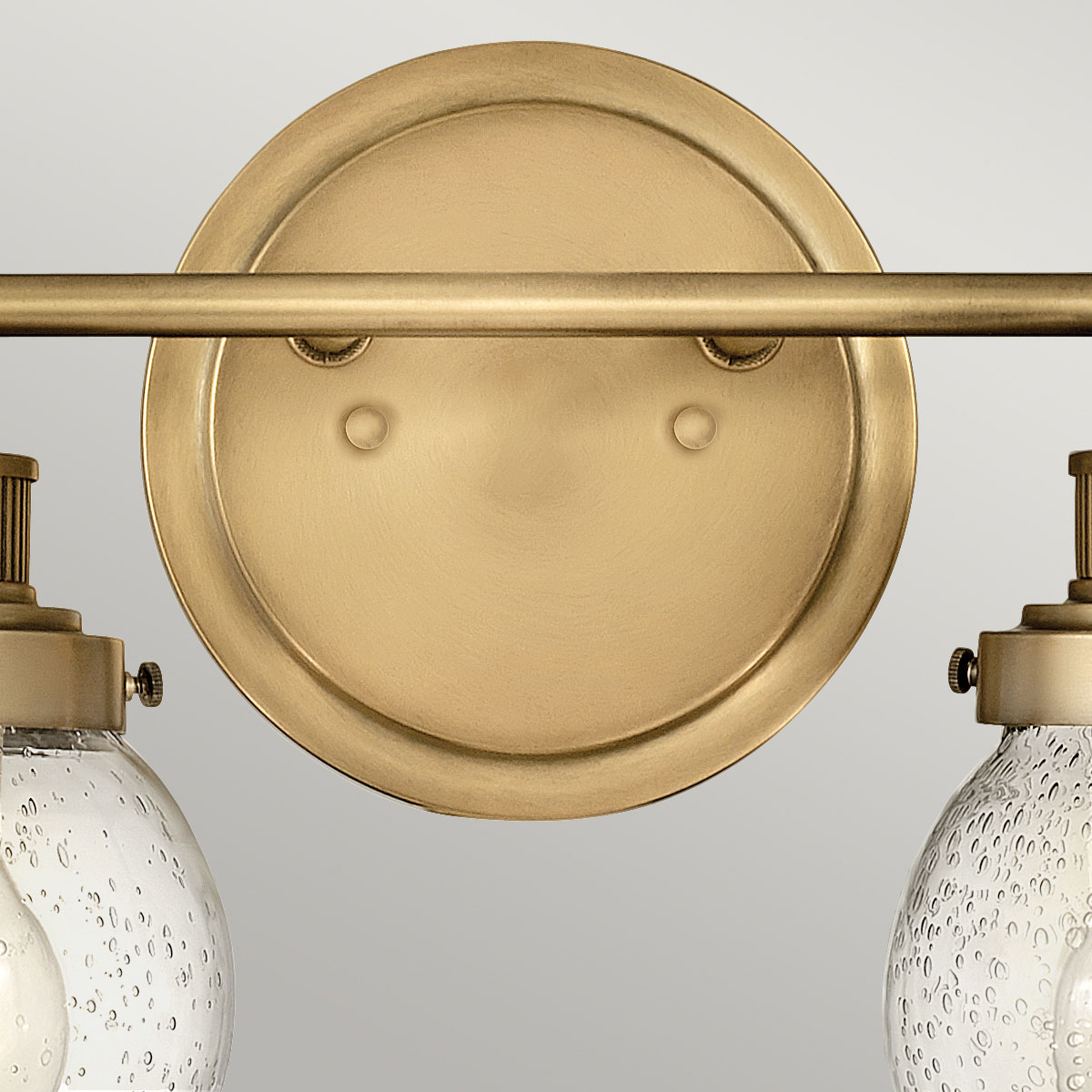 Poppy 37cm Messing badezimmerlampe Von Elstead Lighting - Mit der Schutzart IP44 ist Poppy gegen Feuchtigkeit und Spritzwasser geschützt und eignet sich daher ideal für die Platzierung neben dem Spiegel oder auf einem Regal.