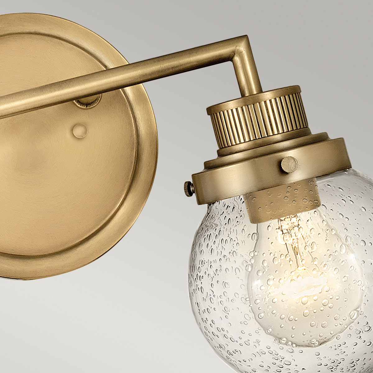 Poppy 37cm Messing badezimmerlampe Von Elstead Lighting - Mit der Schutzart IP44 ist Poppy gegen Feuchtigkeit und Spritzwasser geschützt und eignet sich daher ideal für die Platzierung neben dem Spiegel oder auf einem Regal.
