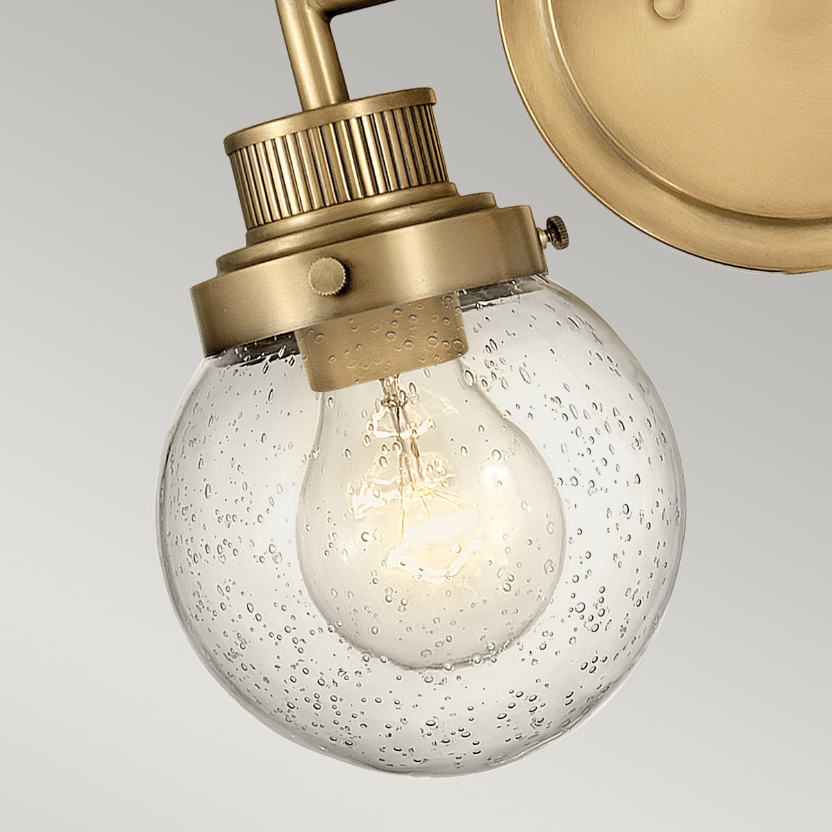 Poppy 37cm Messing badezimmerlampe Von Elstead Lighting - Mit der Schutzart IP44 ist Poppy gegen Feuchtigkeit und Spritzwasser geschützt und eignet sich daher ideal für die Platzierung neben dem Spiegel oder auf einem Regal.