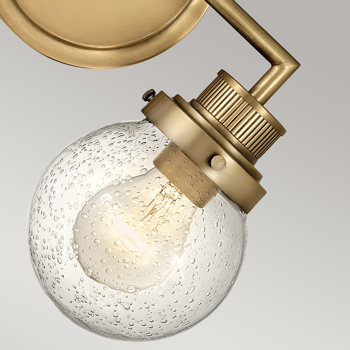 Poppy 37cm Messing badezimmerlampe Von Elstead Lighting - Mit der Schutzart IP44 ist Poppy gegen Feuchtigkeit und Spritzwasser geschützt und eignet sich daher ideal für die Platzierung neben dem Spiegel oder auf einem Regal.