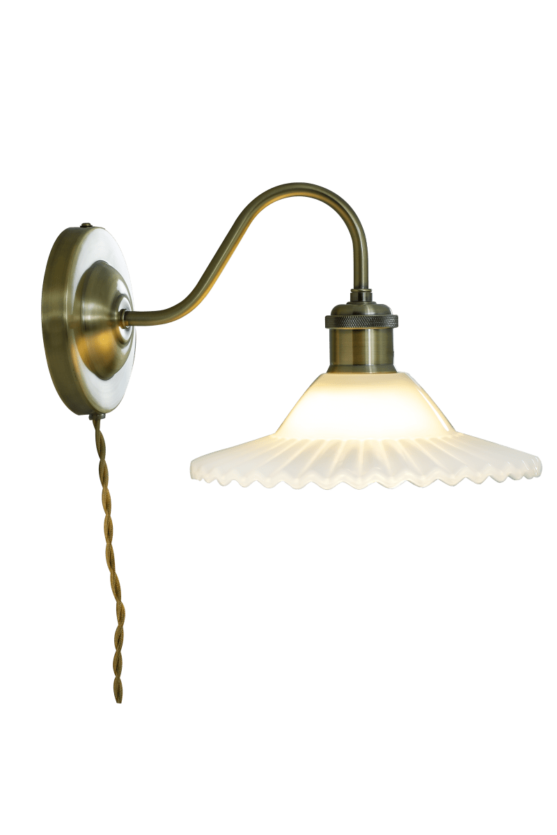 Silvia 30cm Altmessing/Weiß wandlampe Von Aneta Lighting - Die Silvia Wandleuchte im romantischen Vintage-Stil ist ein sch&ouml;nes Einrichtungsdetail, das sowohl in klassische als auch in l&auml;ndliche und moderne Einrichtungen passt.