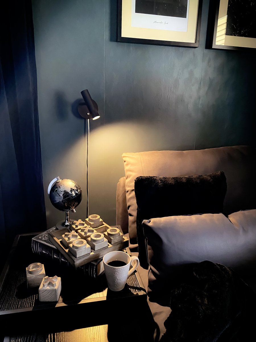 Artic Schwarz leselampe Von Aneta Lighting - Verstellbarer Strahler mit LED-Lichtquelle, die angenehmes warmwei&szlig;es Licht spendet.