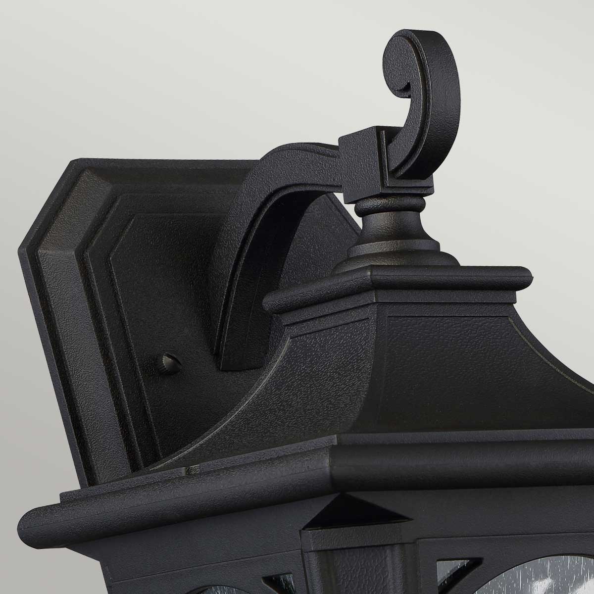 Bedford Schwarz außenlampe Von Elstead Lighting - Die Lampe hat die Schutzart IP44 und ist somit für den Einsatz im Außenbereich geeignet und vor Witterungseinflüssen geschützt.