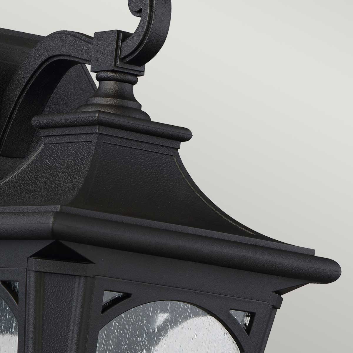 Bedford Schwarz außenlampe Von Elstead Lighting - Die Lampe hat die Schutzart IP44 und ist somit für den Einsatz im Außenbereich geeignet und vor Witterungseinflüssen geschützt.