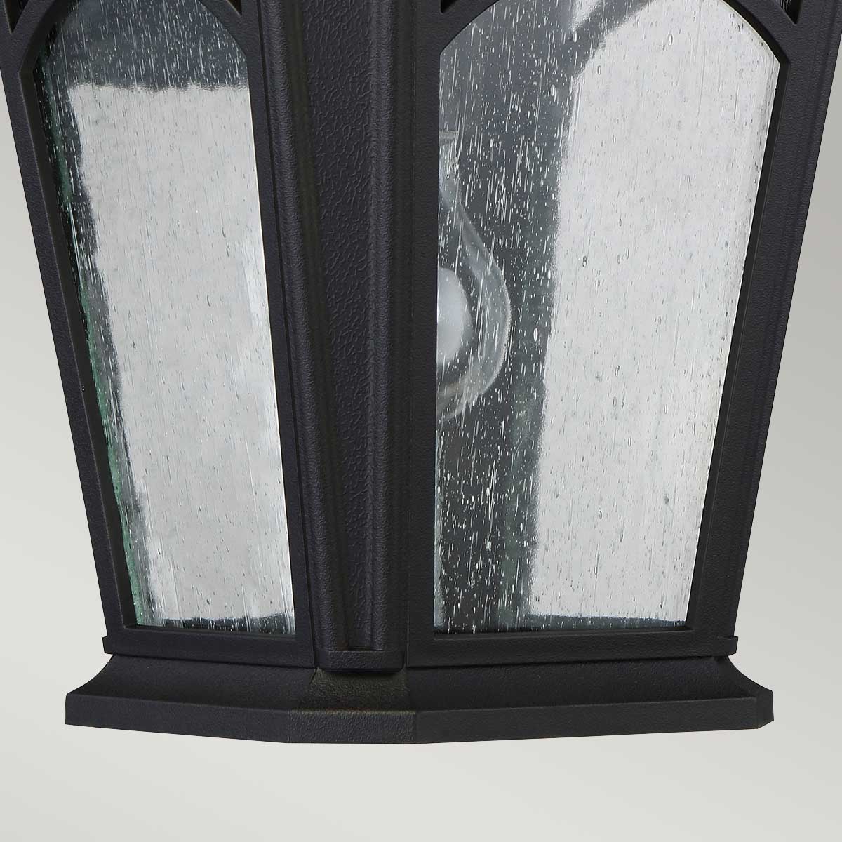 Bedford Schwarz außenlampe Von Elstead Lighting - Die Lampe hat die Schutzart IP44 und ist somit für den Einsatz im Außenbereich geeignet und vor Witterungseinflüssen geschützt.
