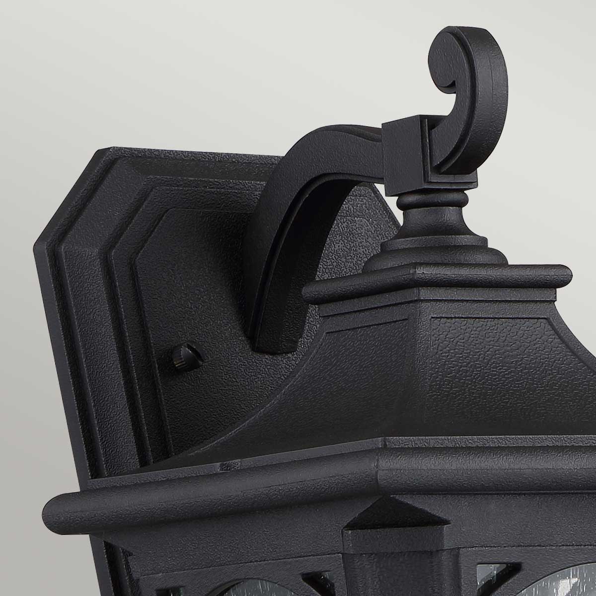 Bedford Schwarz außenlampe Von Elstead Lighting - Die Lampe hat die Schutzart IP44 und ist somit für den Einsatz im Außenbereich geeignet und vor Witterungseinflüssen geschützt.
