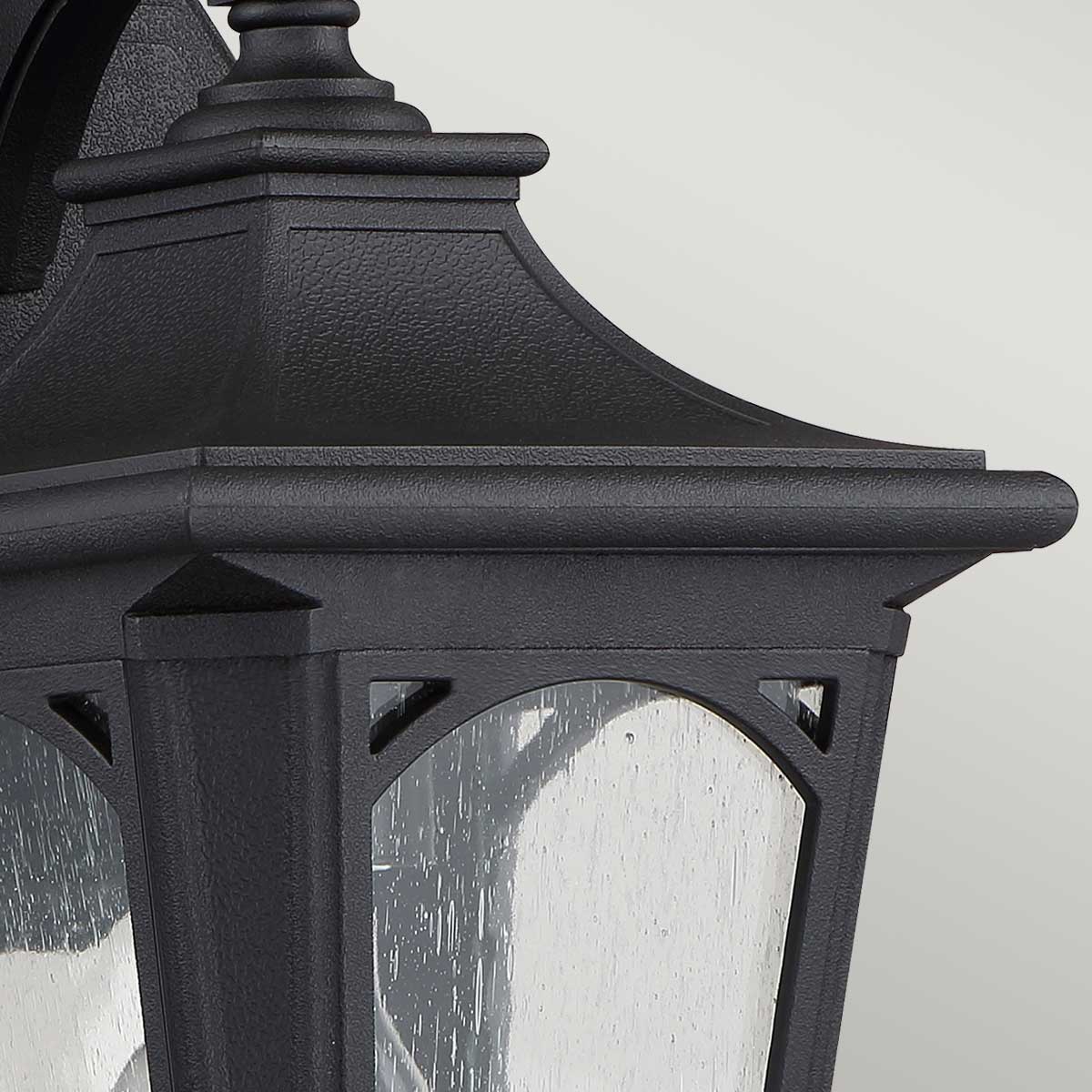 Bedford Schwarz außenlampe Von Elstead Lighting - Die Lampe hat die Schutzart IP44 und ist somit für den Einsatz im Außenbereich geeignet und vor Witterungseinflüssen geschützt.