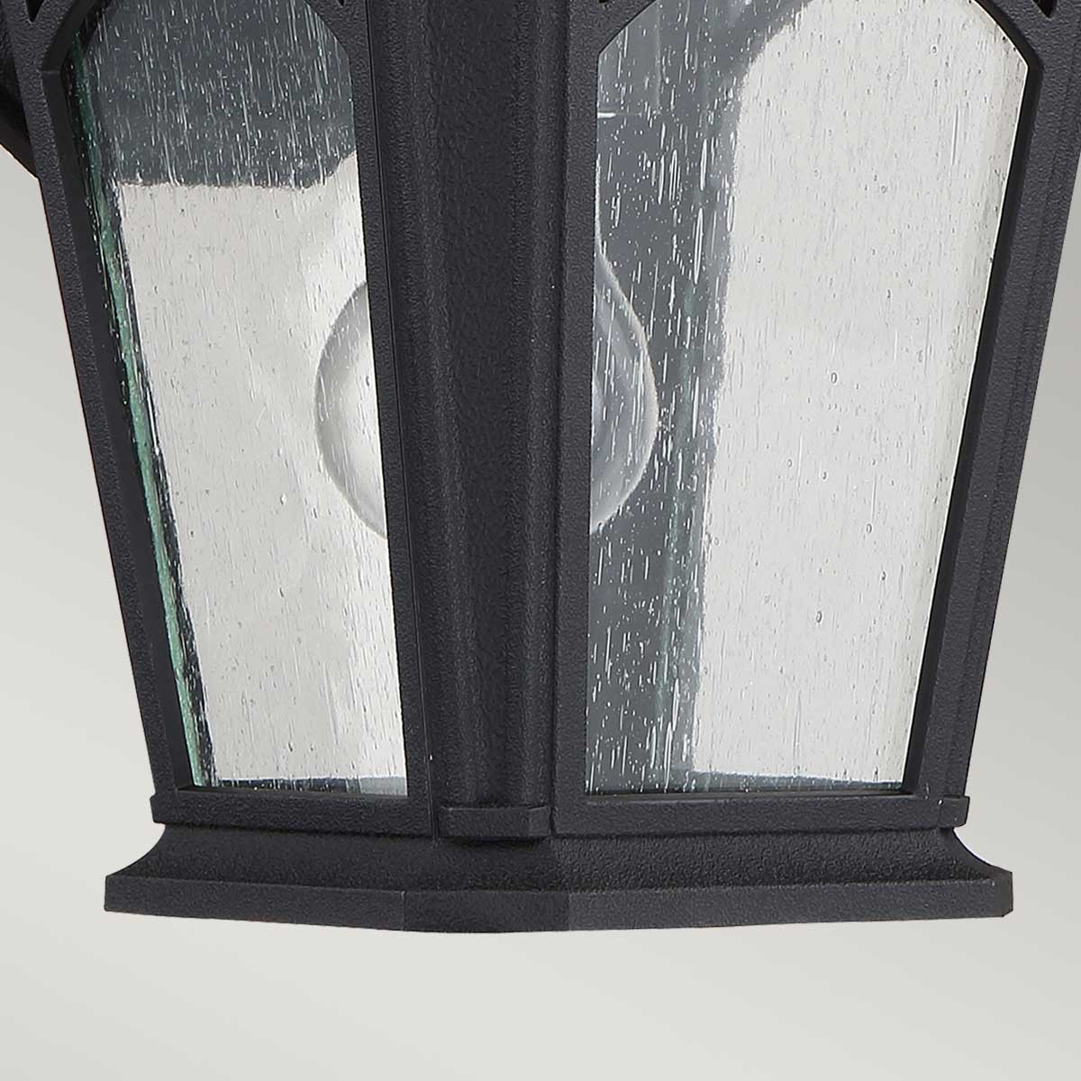 Bedford Schwarz außenlampe Von Elstead Lighting - Die Lampe hat die Schutzart IP44 und ist somit für den Einsatz im Außenbereich geeignet und vor Witterungseinflüssen geschützt.
