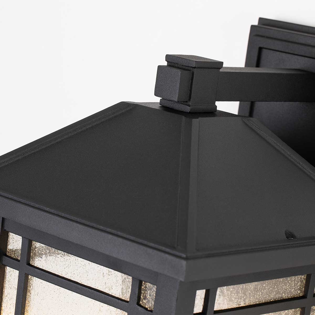 Cedar Point Schwarz außenlampe Von Elstead Lighting - Die Lampe verfügt über Platten aus klarem, gemustertem Glas, die die Lichtquelle diskret verbergen und gleichzeitig optisch interessant sind.