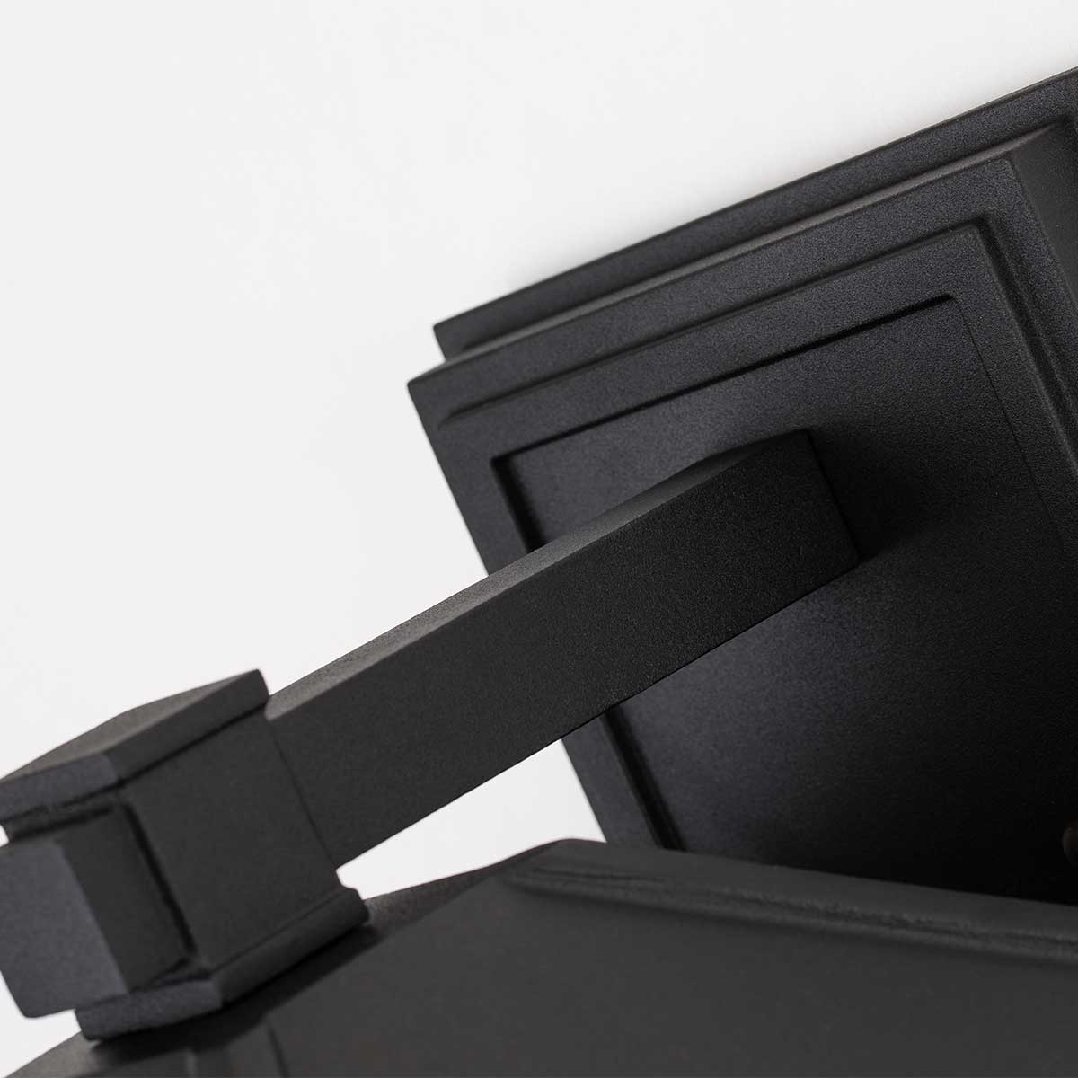 Cedar Point Schwarz außenlampe Von Elstead Lighting - Die Lampe verfügt über Platten aus klarem, gemustertem Glas, die die Lichtquelle diskret verbergen und gleichzeitig optisch interessant sind.