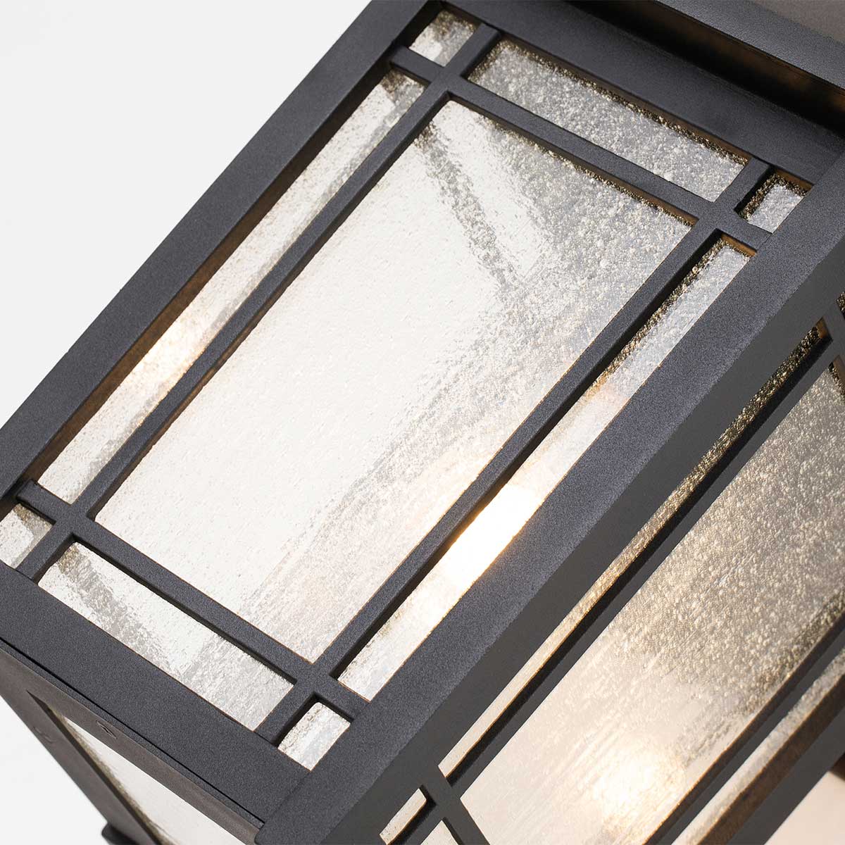 Cedar Point Schwarz außenlampe Von Elstead Lighting - Die Lampe verfügt über Platten aus klarem, gemustertem Glas, die die Lichtquelle diskret verbergen und gleichzeitig optisch interessant sind.