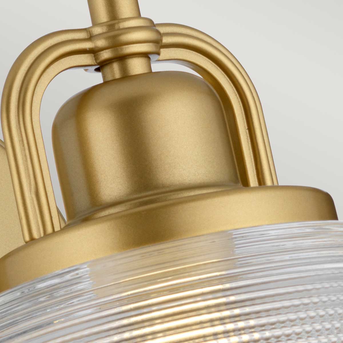 Dublin Ø20 Messing badezimmerlampe Von Elstead Lighting - Die Wandlampe Dublin ist eine elegante Badezimmerleuchte mit einem detailreichen Schirm aus Pressglas mit strukturiertem Design.